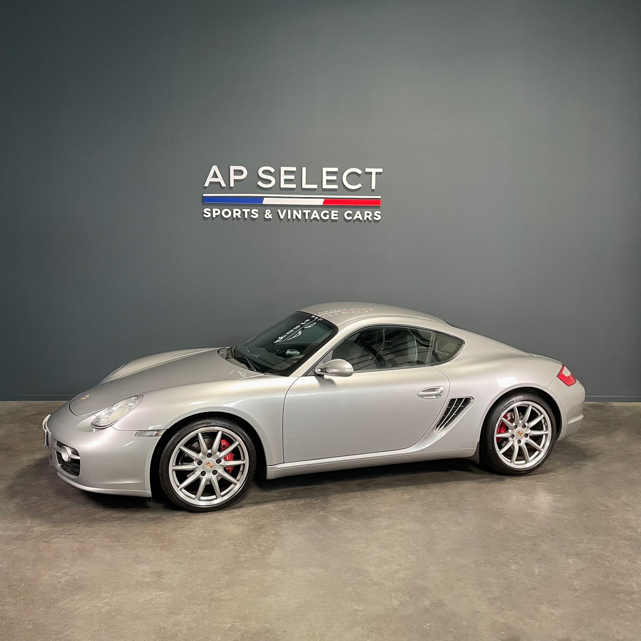 Photographie d'une Porsche Cayman S 987 vue de trois quarts face dans les locaux d'AP SELECT